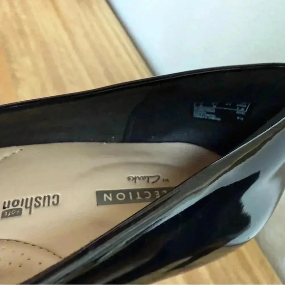 Clarks Black Patent Leather Shiny Pumps Heels Women Size 9.5 Comfort Collection - Picture 2 of 8